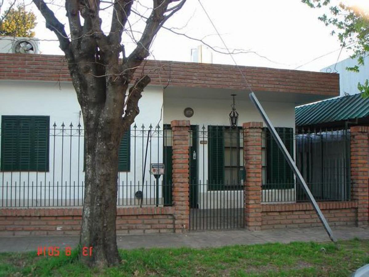 Дом с 3 спальнями в Кильмес, Аргентина № 63304