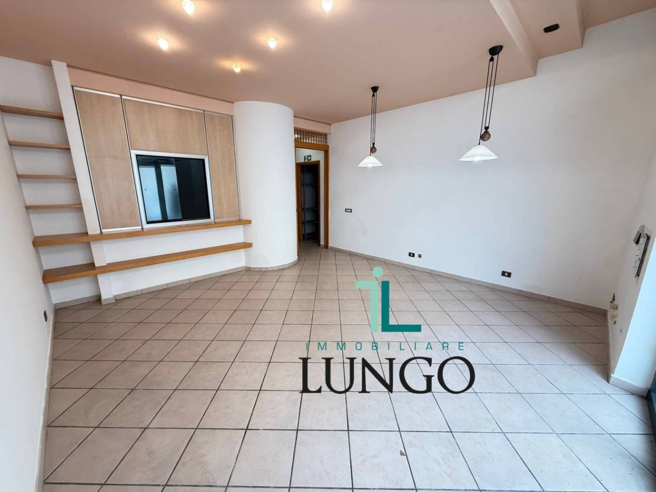 3 rooms Commercial property in Latina, Italy No. 144436