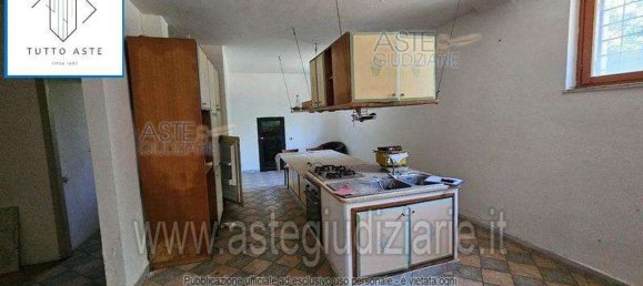 8 rooms Apartment in Rome, Italy No. 222799 2