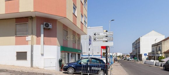 219m² Commercial property in Corroios, Portugal No. 242466 18