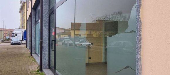 56m² Commercial property in Piacenza, Italy No. 75256 3