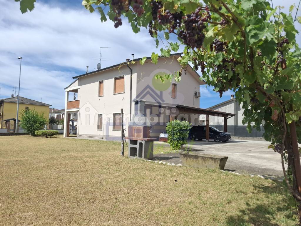 4 bedrooms House in Castelnuovo Bocca d'Adda, Italy No. 324850