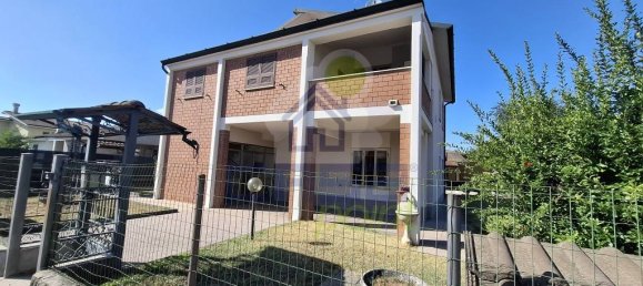 4 bedrooms House in Castelnuovo Bocca d'Adda, Italy No. 324850 8