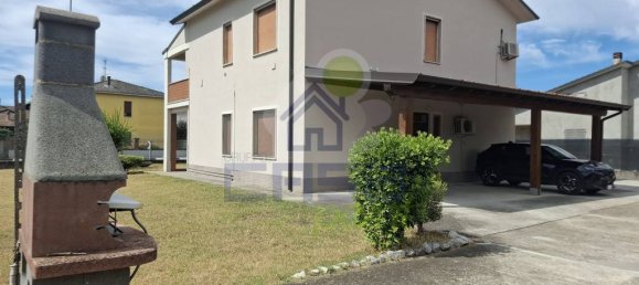 4 bedrooms House in Castelnuovo Bocca d'Adda, Italy No. 324850 3