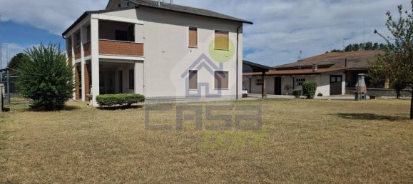 4 bedrooms House in Castelnuovo Bocca d'Adda, Italy No. 324850 2
