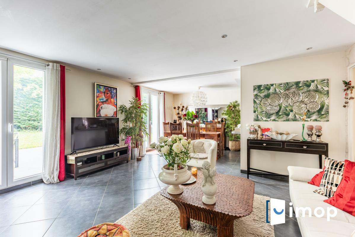 3 Schlafzimmer Haus in Lesigny, France, Nr. 298884