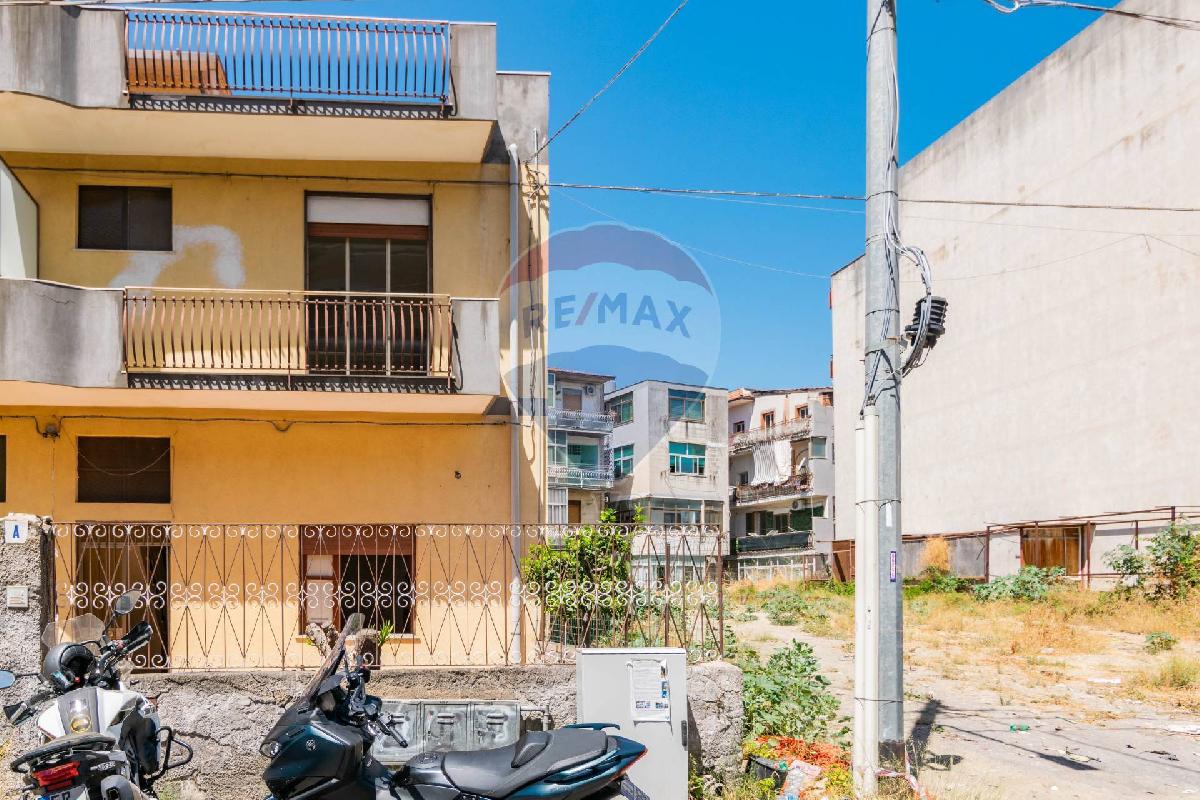 3 bedrooms Apartment in Catania, Italy No. 279744