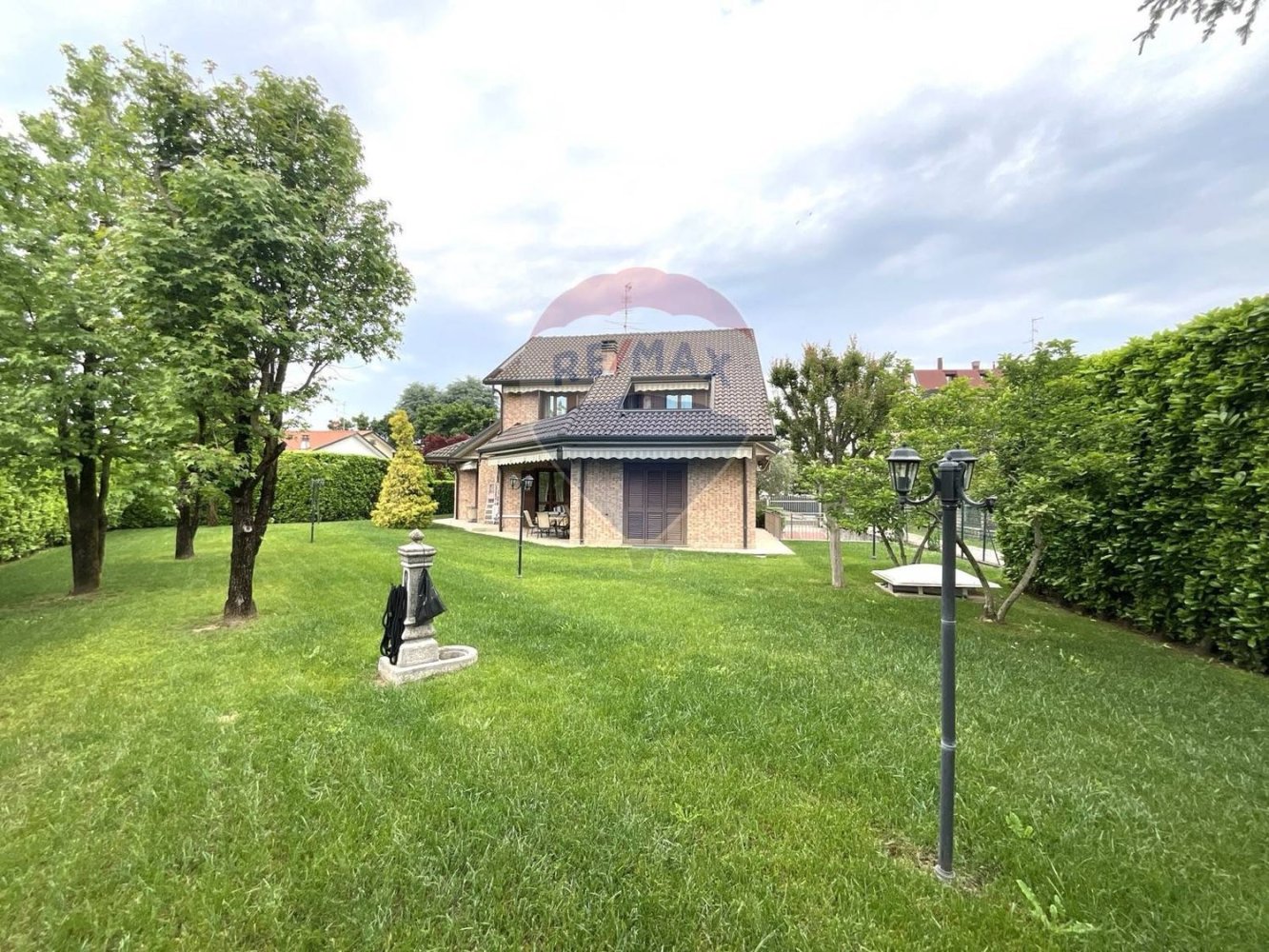 6 rooms Villa in Caronno Pertusella, Italy No. 262462