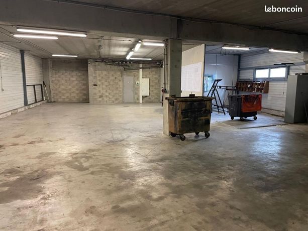 525m² Commercial property in Stains, France No. 354731