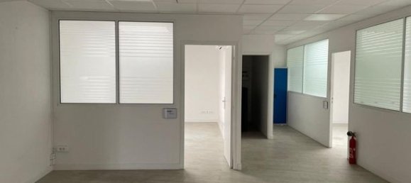 525m² Commercial property in Stains, France No. 354731 2