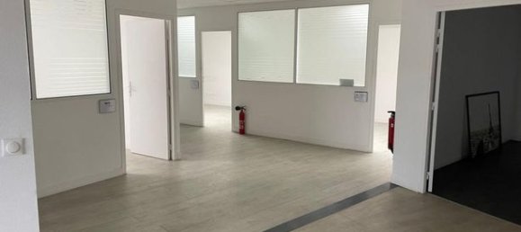 525m² Commercial property in Stains, France No. 354731 3