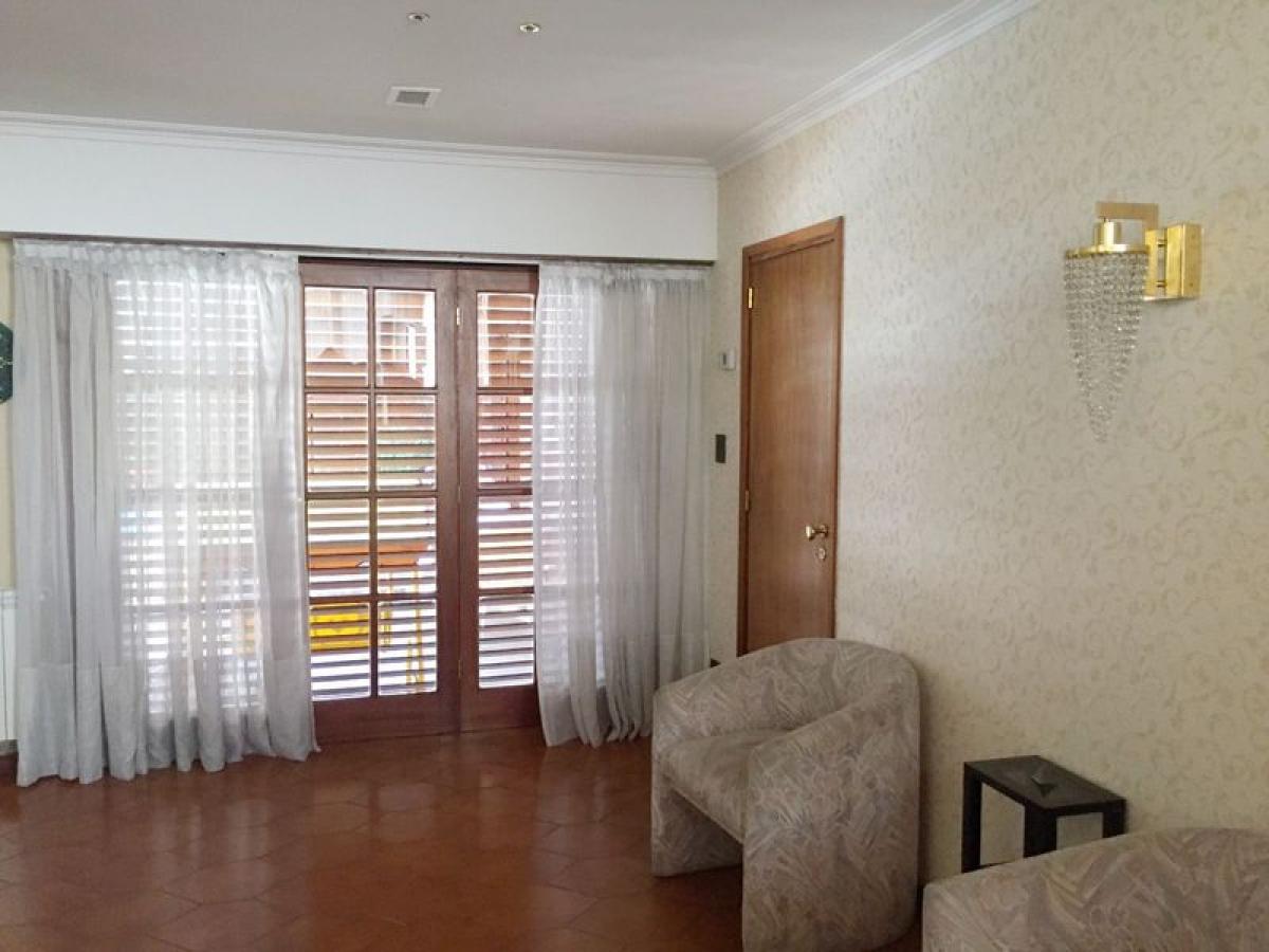 4 bedrooms House in Mar del Plata, Argentina No. 69423