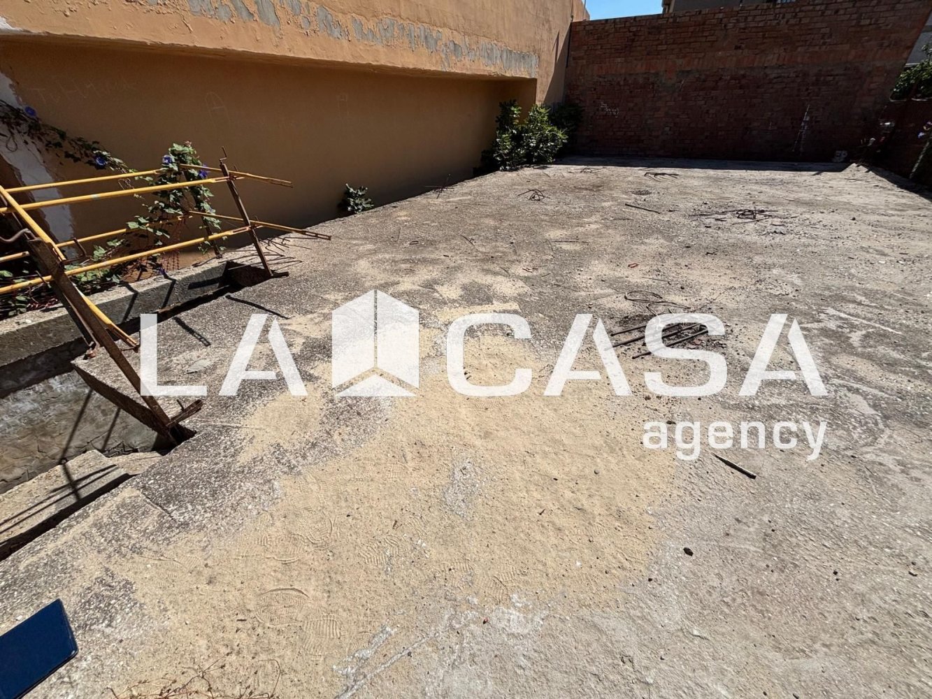 112m² Land in Cadiz, Spain No. 195012