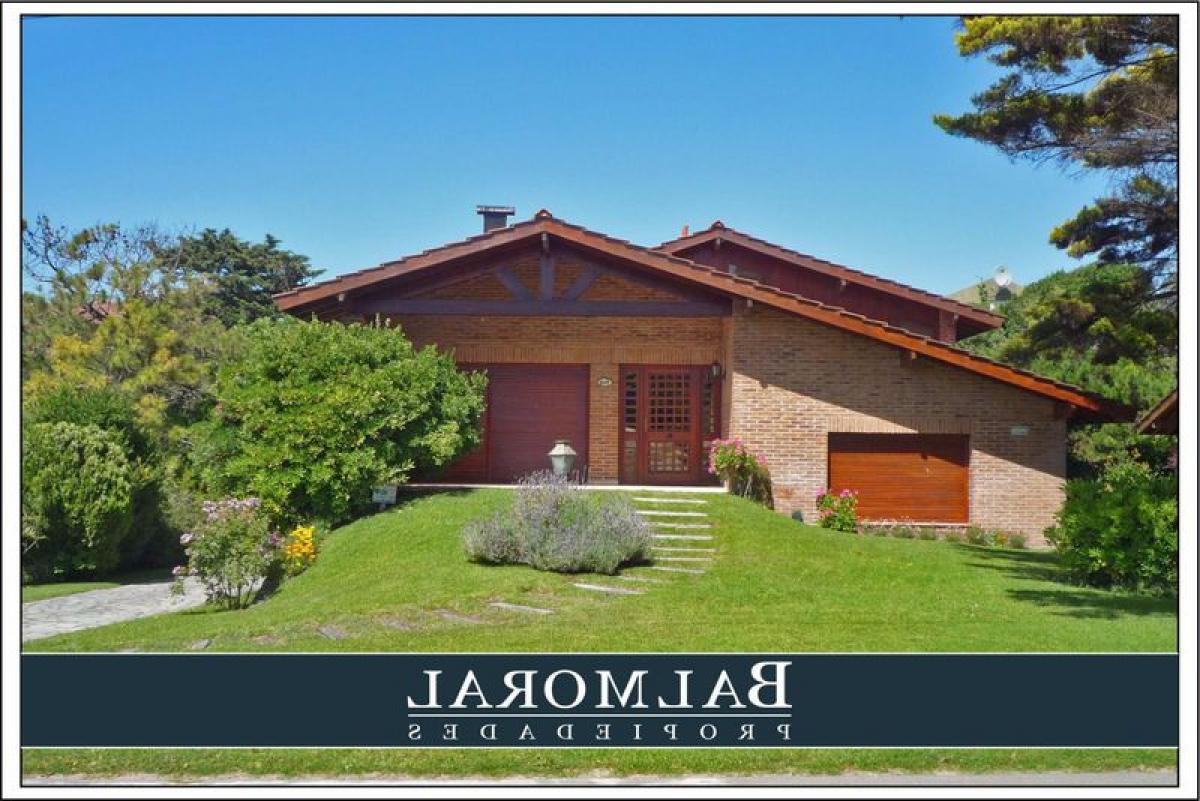 4 bedrooms House in Mar del Plata, Argentina No. 69226