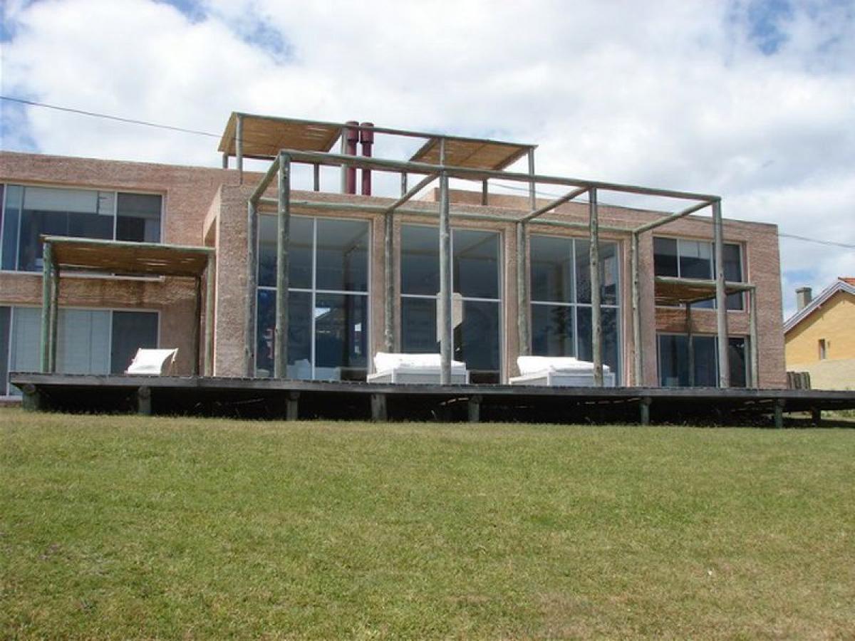 Casa de 3 dormitorios en Maldonado, Uruguay No. 12159