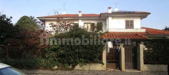 4 غرف نوم فيلا في Burago di Molgora, Italy رقم 7746 26