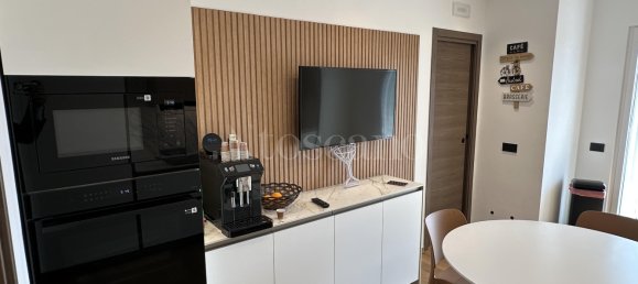 Дом с 5 комнатами в Бари, Италия № 324969 23