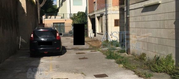 5 rooms Apartment in Livorno, Italy No. 50942 9