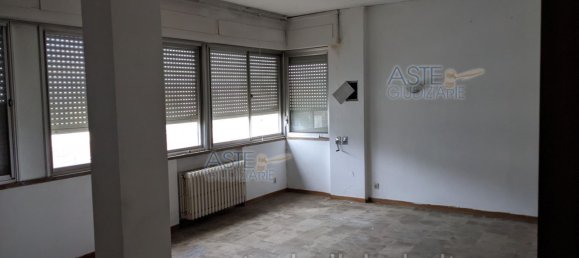 5 rooms Apartment in Livorno, Italy No. 50942 5
