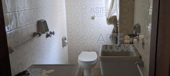 5 rooms Apartment in Livorno, Italy No. 50942 3