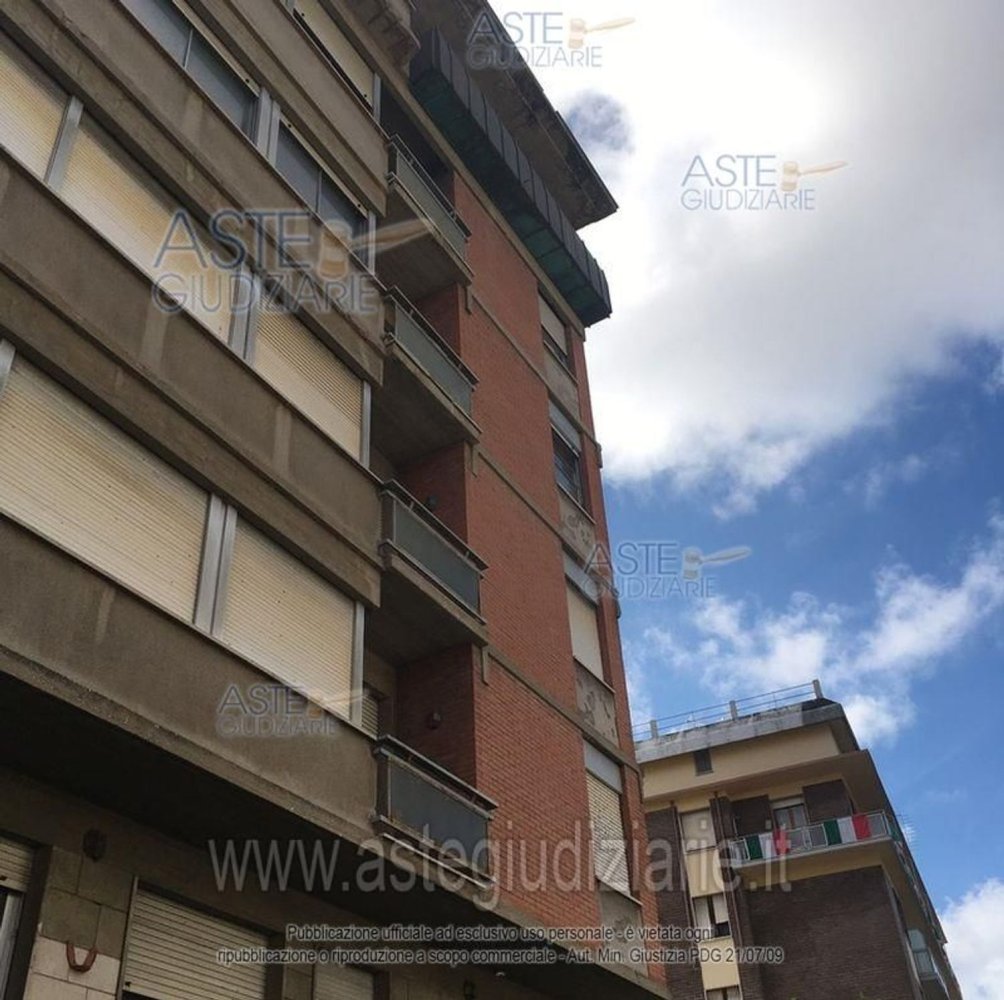5 rooms Apartment in Livorno, Italy No. 50942