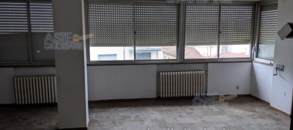 5 rooms Apartment in Livorno, Italy No. 50942 4