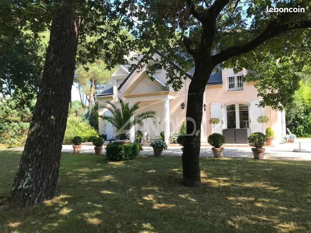 4 bedrooms House in Vannes, France No. 192797