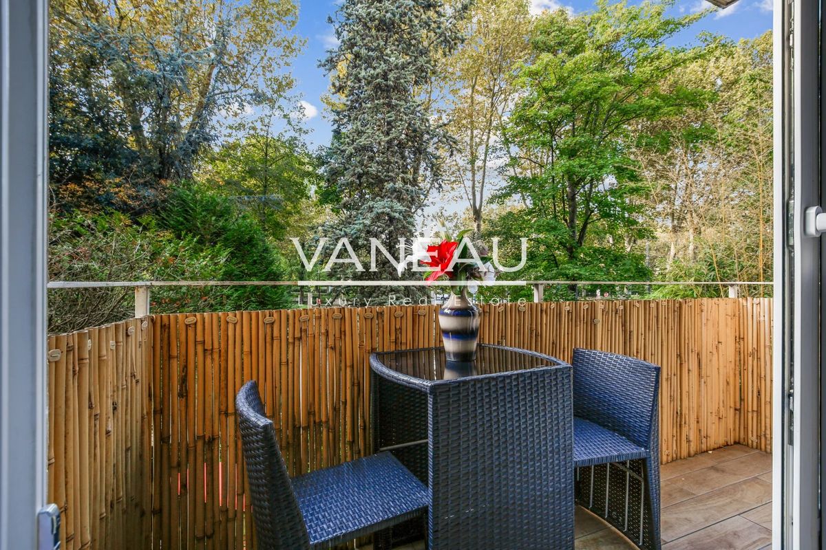 Apartamento de 2 dormitorios en Levallois-Perret, France No. 167056