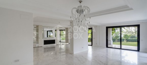 6 bedrooms Villa in Marbella, Spain No. 98931 3