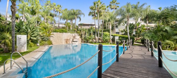 6 bedrooms Villa in Marbella, Spain No. 98931 2