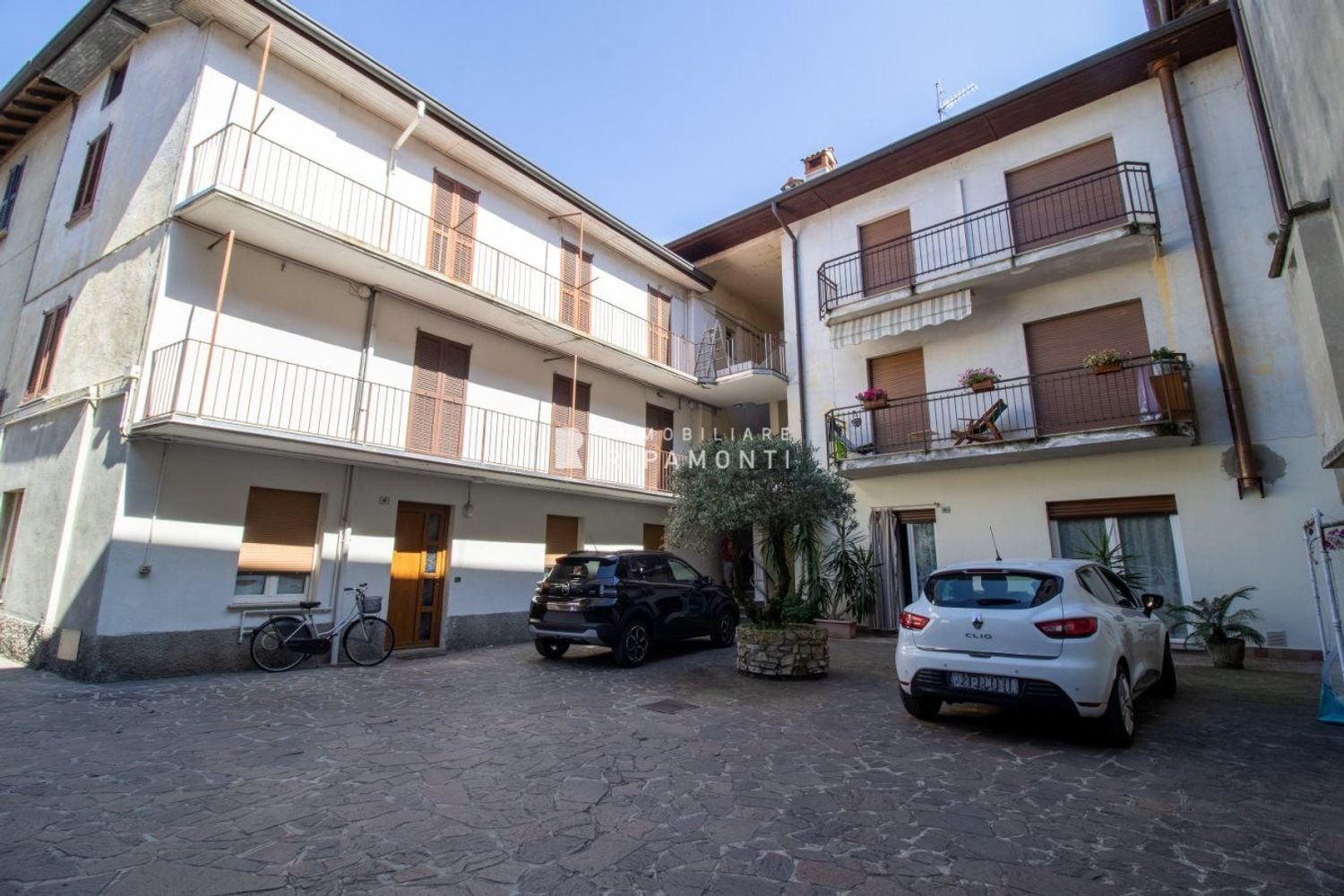 32 غرف نوم شقة في Oggiono, Italy رقم 393434