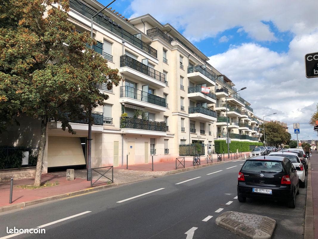  مرآب في Chatillon, France رقم 322080