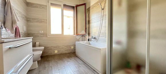 6 rooms Apartment in Modena, Italy No. 230788 4