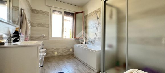 6 rooms Apartment in Modena, Italy No. 230788 7