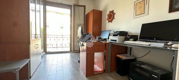 6 rooms Apartment in Modena, Italy No. 230788 3