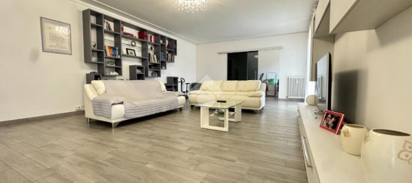 6 rooms Apartment in Modena, Italy No. 230788 2