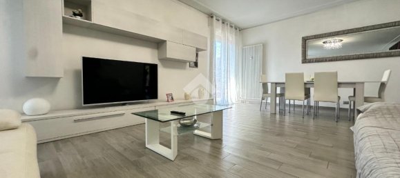 6 rooms Apartment in Modena, Italy No. 230788 5
