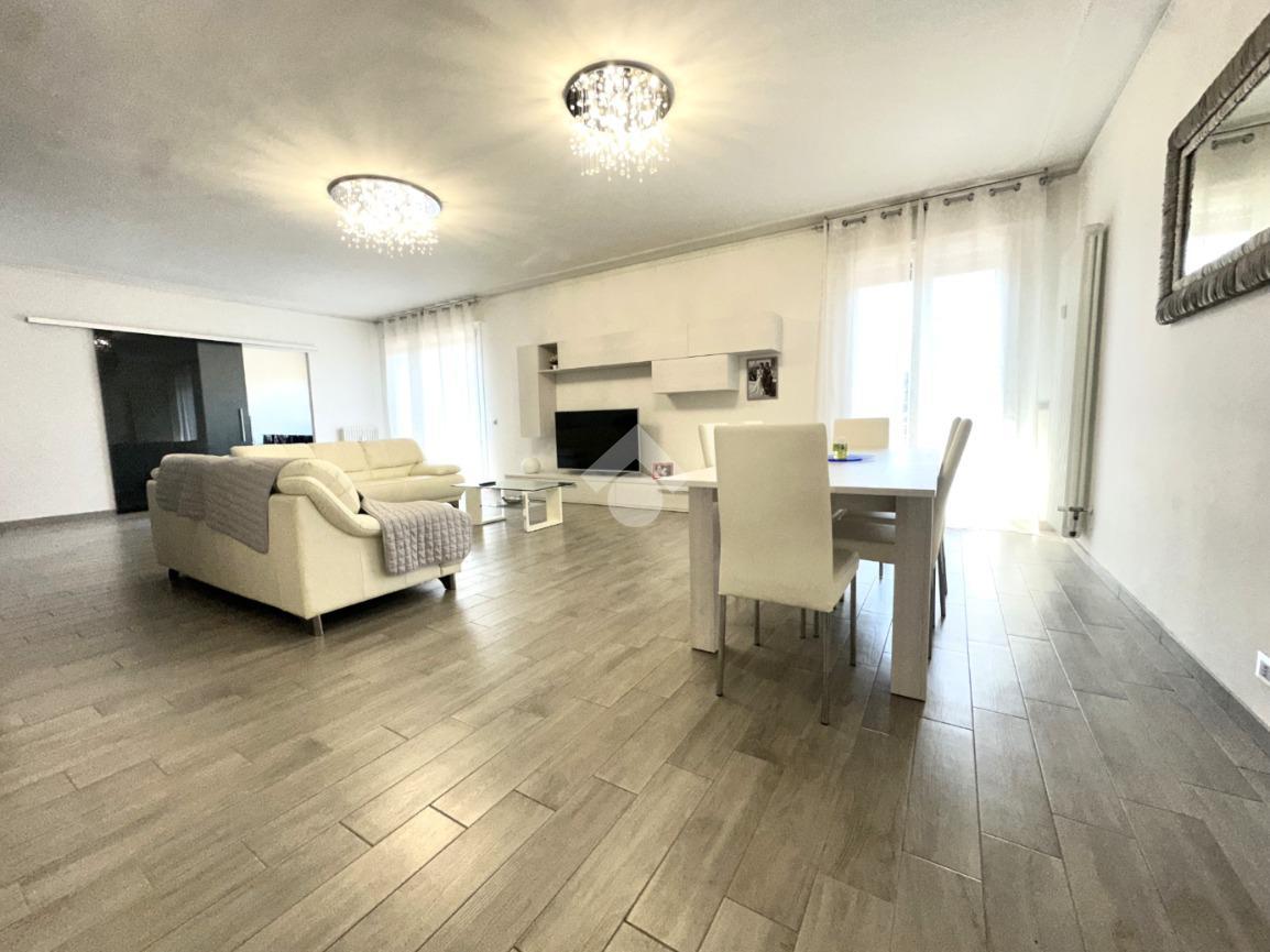 6 rooms Apartment in Modena, Italy No. 230788