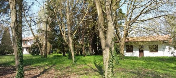 5 bedrooms Villa in Venice, Italy No. 592 3