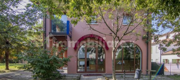 270m² Commercial property in Legnaro, Italy No. 281926 3