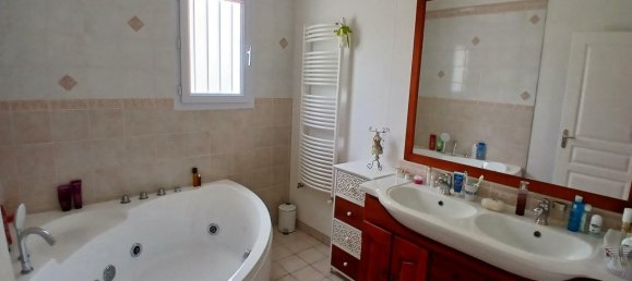4 bedrooms Villa in Royan, France No. 277289 8