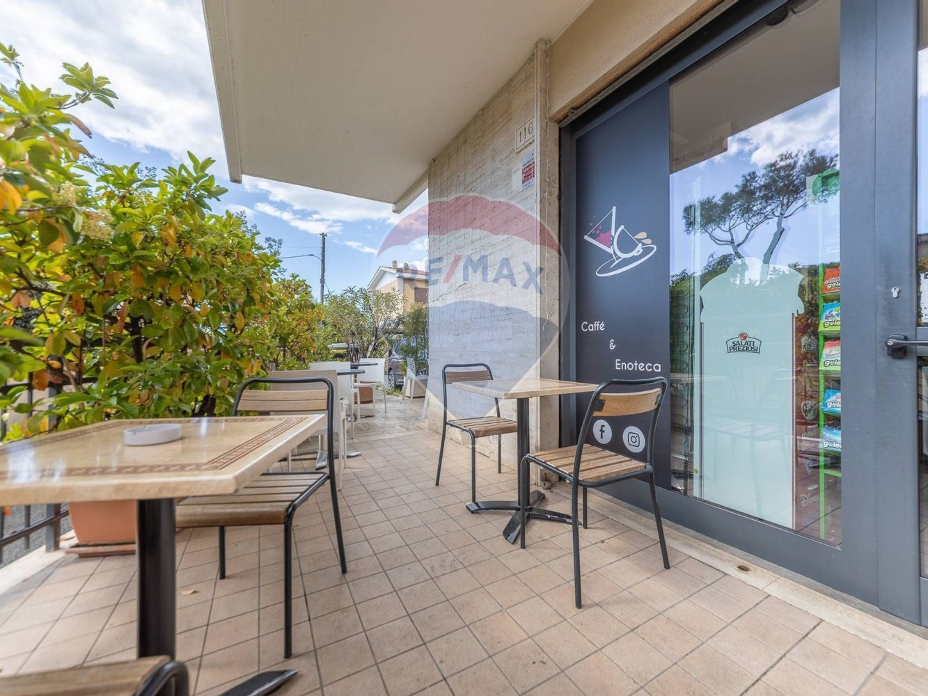 2 rooms Commercial property in Rome, Italy No. 356199