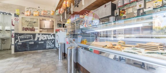 2 rooms Commercial property in Rome, Italy No. 356199 2