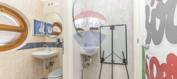 2 rooms Commercial property in Rome, Italy No. 356199 6