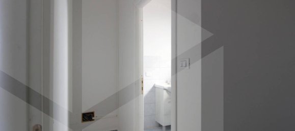 1 room Office in Bientina, Italy No. 27961 4