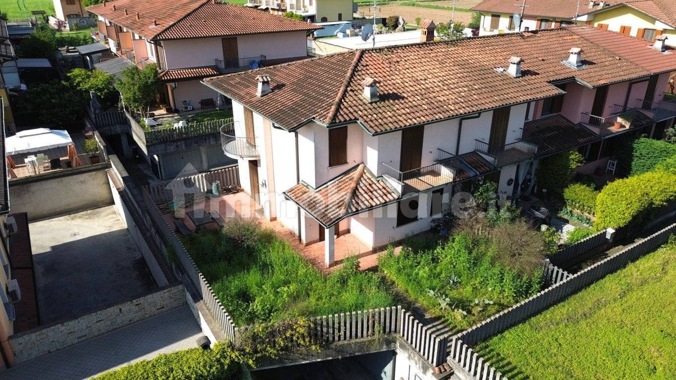 3 bedrooms Villa in Calcio, Italy No. 303532