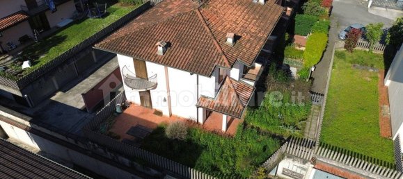 3 bedrooms Villa in Calcio, Italy No. 303532 2