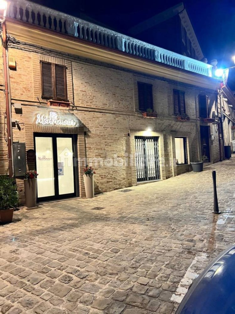 Коммерческая недвижимость с 2 комнатами в Монте Урано, Италия № 310202