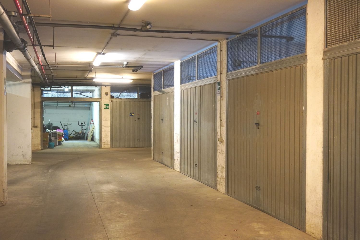  Garage in Rome, Italy No. 329291