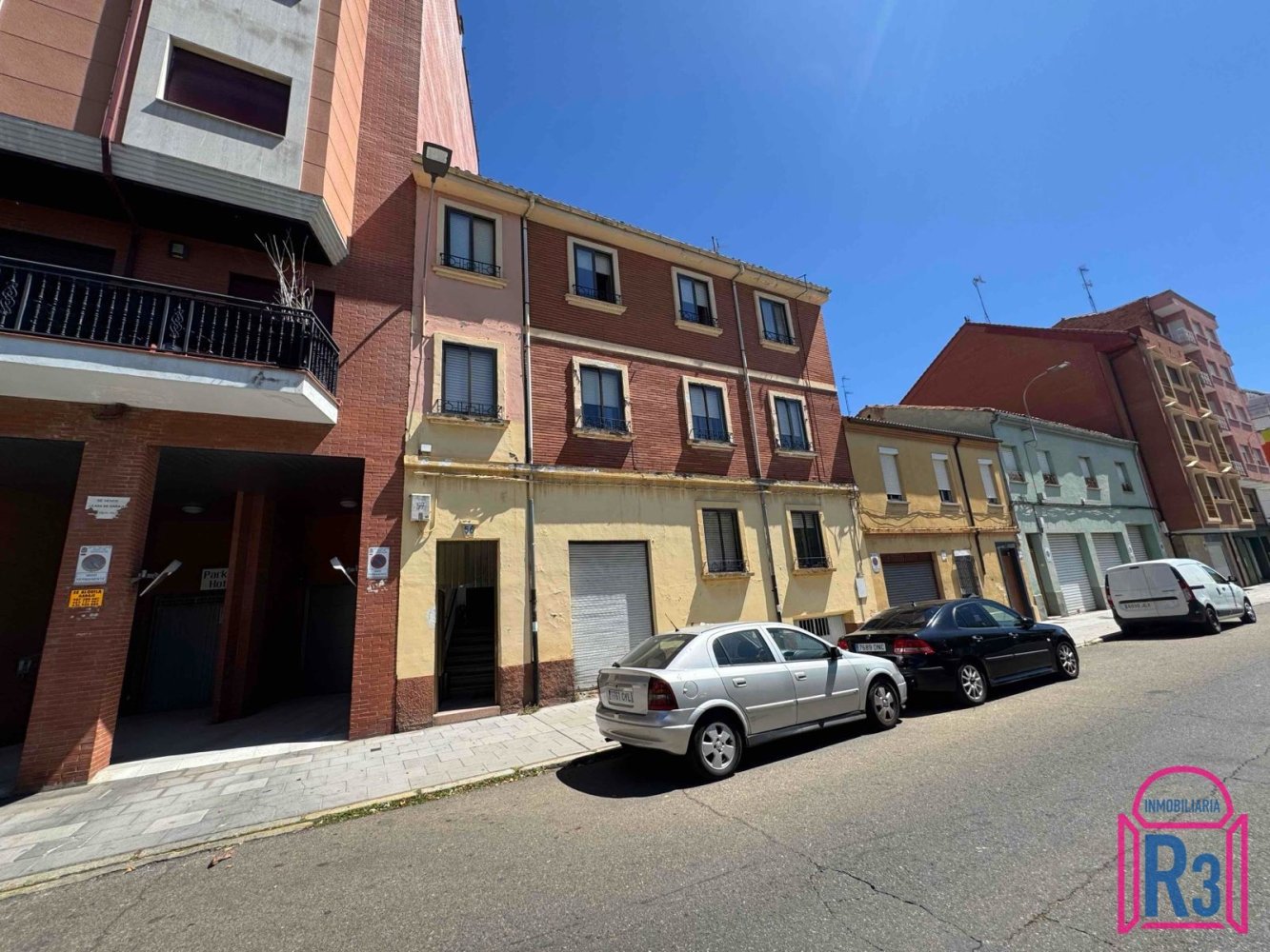 379m² Building in Leon, Spain No. 189744